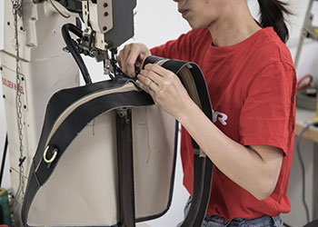 Ensure the quality of the handbag